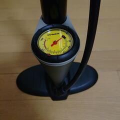 空気圧計付き自転車空気入れ（各バルブ対応アダプター付属）の画像