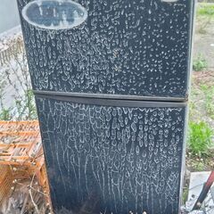 外に出しっぱなしの壊れた冷蔵庫とブラウン管テレビ