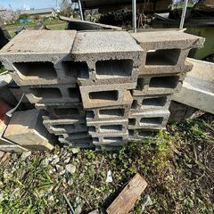 コンクリートブロック　ハーフサイズの画像