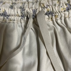 
花柄の白いロングスカートの画像
