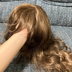 ミックス巻きブラウンのウィッグ