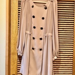 ベージュの長袖ドレス
