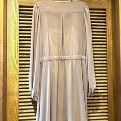 ベージュの長袖ドレスの画像