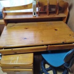 勉強机（椅子、照明付き）の画像