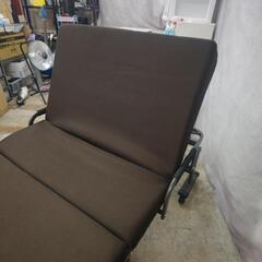 電動リクライニング機能付き折り畳みベッドの画像