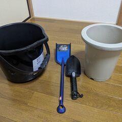 バケツ、シャベル２つと植木鉢