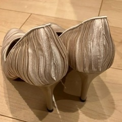 サテンパンプスの画像
