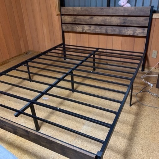 クイーンサイズベッドフレーム