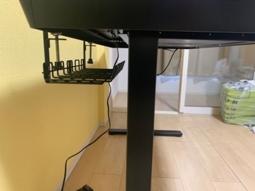 YIHAYOの電動昇降式パソコンディスク