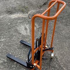 値下げ済み：200kgまでの荷物を、手動で持ち上げできるハンドフォークリフトの画像
