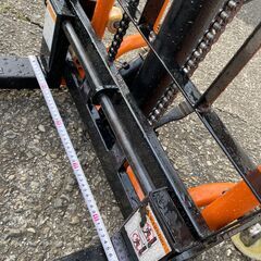 値下げ済み：200kgまでの荷物を、手動で持ち上げできるハンドフォークリフトの画像