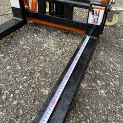 値下げ済み：200kgまでの荷物を、手動で持ち上げできるハンドフォークリフトの画像