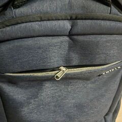 男性向けリュック。ファスナー破損の画像