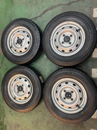 車のパーツ タイヤ、ホイール