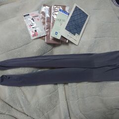 ⑤Tシャツ　レディース　サイズM　学生の時着てた物　この柄が好きな方はご検討下さい。　部屋着でも使用してたので伸びているかもしてません  作業着等に、又は古着として納得出来る方へ　他に靴下、タイツ、ハイソックス、ショートストッキング等の画像