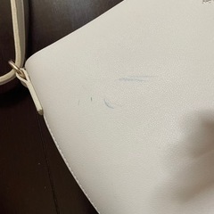 白のカバンの画像