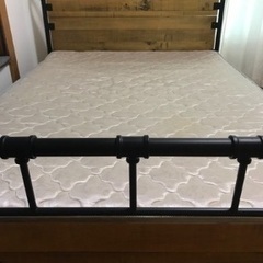 オシャレなダブルベッドです。