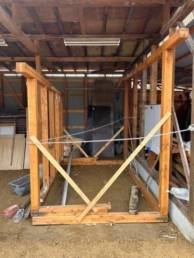 作りかけの小屋あとは組み立てるだけ