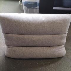 カインズ　どこでも背もたれになる枕　S