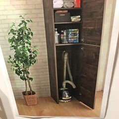 掃除機も隠せる収納ラックの画像
