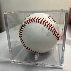 2404-226 サイン入り野球ボール ケース付き 誰のサインか不明 Carp 中古の画像