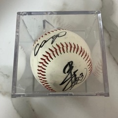 2404-226 サイン入り野球ボール ケース付き 誰のサインか不明 Carp 中古の画像