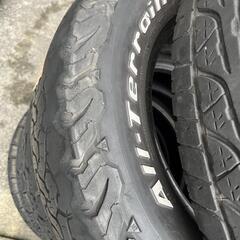 車のタイヤの画像
