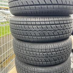 車のタイヤの画像