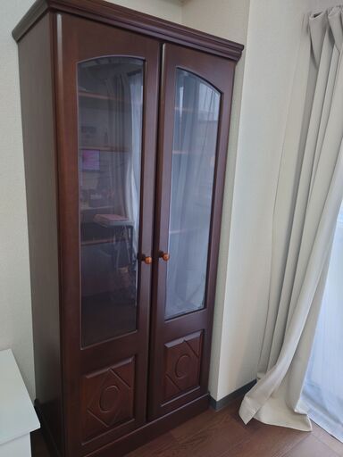 両開きガラス扉つき本棚（飾り棚）