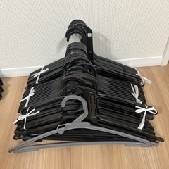 大量プラスチックハンガー、針金ハンガー　計71 本　7/12処分予定　　の画像