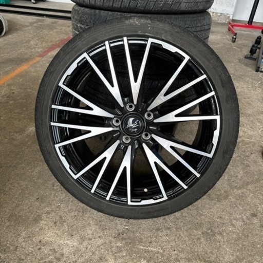 車のパーツ タイヤ、ホイール