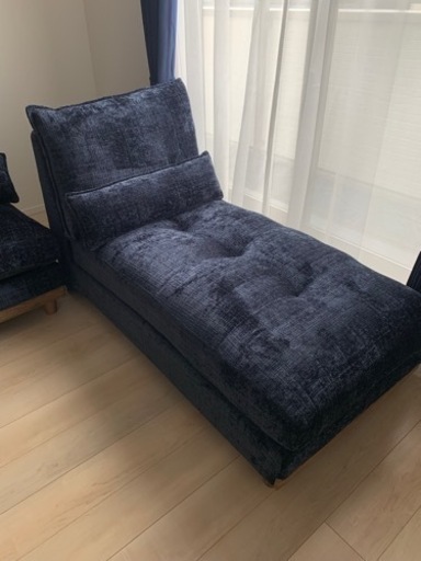 カウチソファ綺麗な紺色