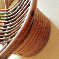 籐で出来た回転椅子の画像