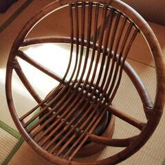 籐で出来た回転椅子の画像