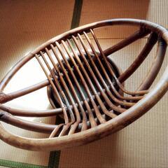 籐で出来た回転椅子の画像