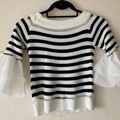 新品　　ボーダー柄トップス　フリルが可愛いです。の画像