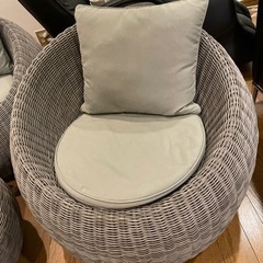 丸チェア2丸テーブルの画像