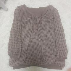 水玉模様のブラウス