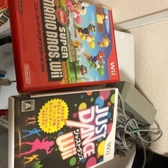 Wii本体とコントローラー4本の画像