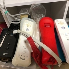 Wii本体とコントローラー4本の画像