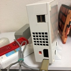 Wii本体とコントローラー4本の画像