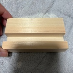 木のスマホスタンド
