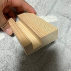 木のスマホスタンドの画像