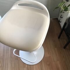 白いカウンターチェア・¥500-!!の画像