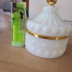 ガラス？陶器？の容器の画像