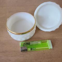 ガラス？陶器？の容器の画像