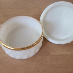 ガラス？陶器？の容器の画像