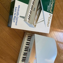 【お取引中】KAWAI グランドピアノ　ホワイトグレー　子供用　卓上の画像