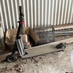 壊れた電動スクーターの画像