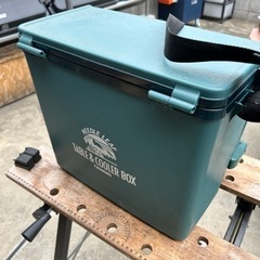 テーブル付きのクーラーボックス